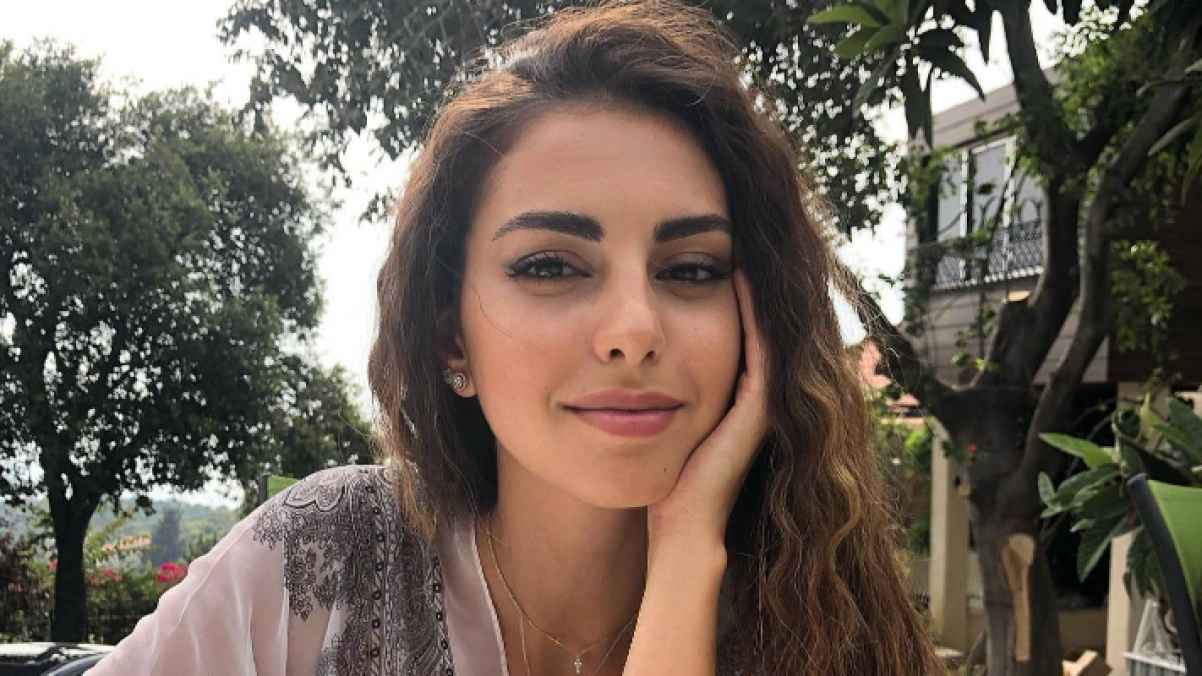 فاليري أبو شقرا تٌظهر وجه ابنتيها التوأم لـ أول مرة- صورة