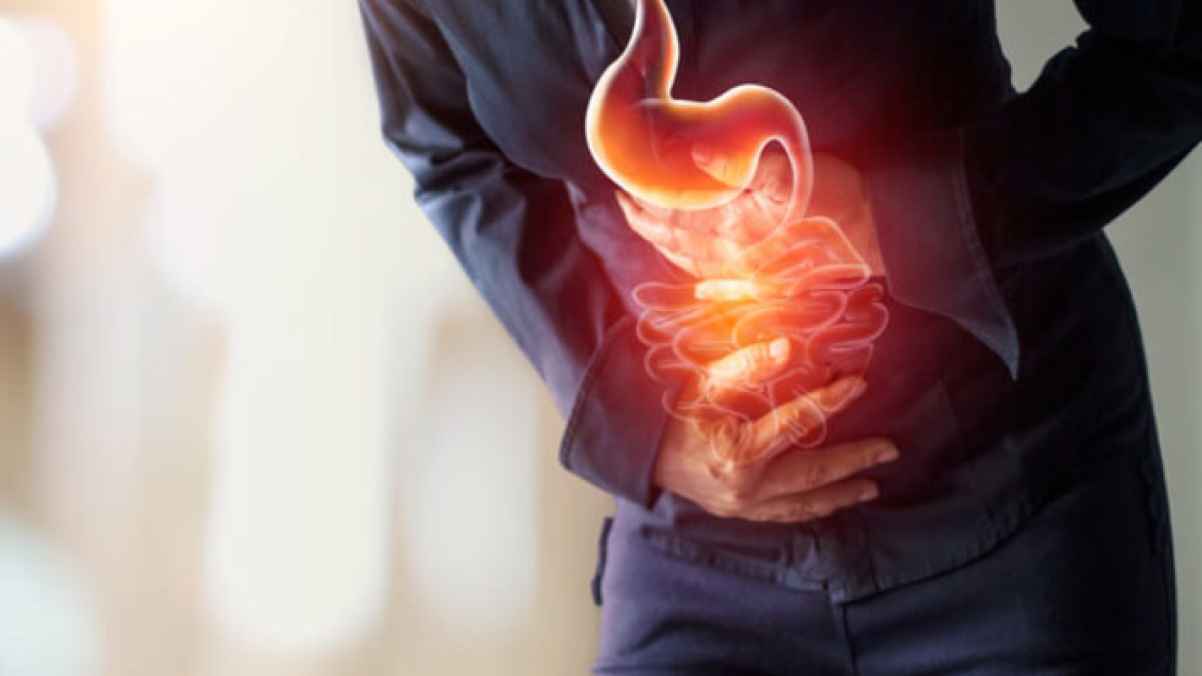 لماذا تزداد آلام المعدة خلال الصيف؟ وكيف تتخلص منها؟