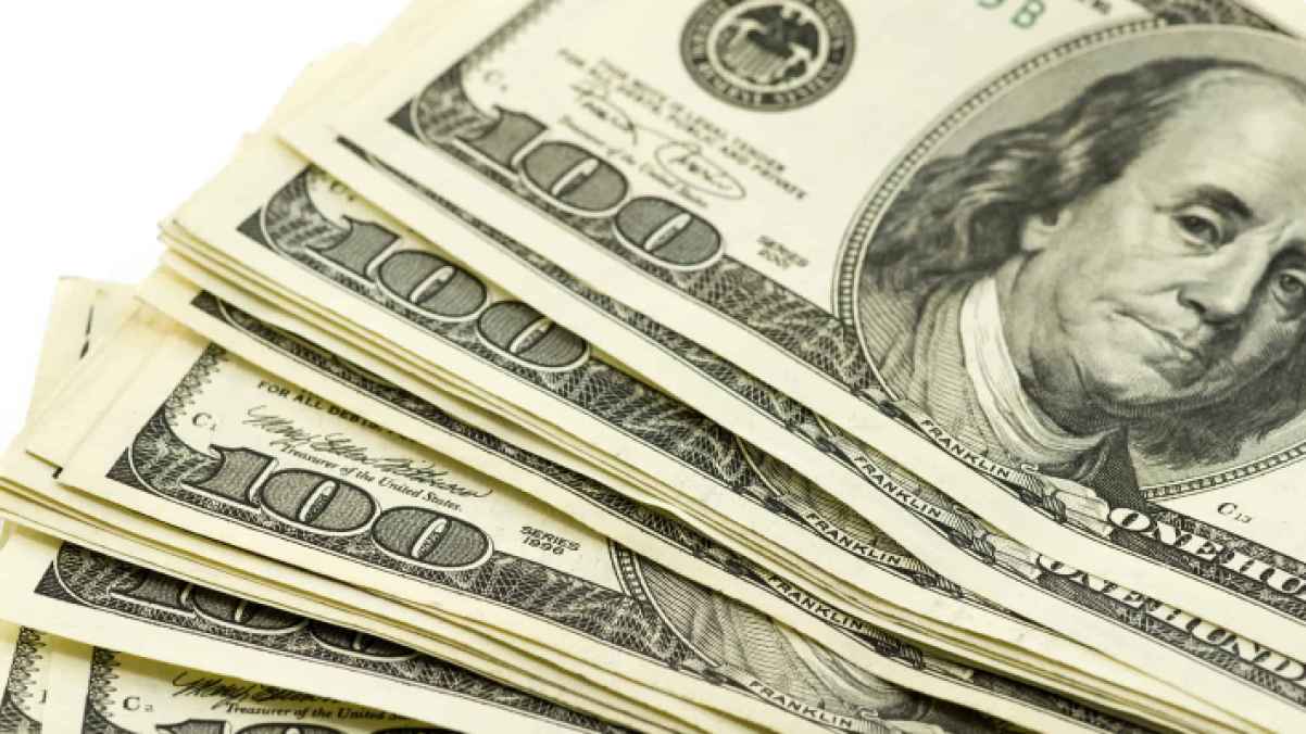 مفاجأة في المصعد.. هندي يعثر على ربع مليون دولار في دبي
