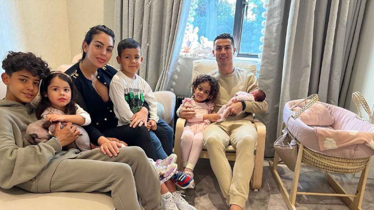 في صورة عائلية جديدة .. كريستيانو رونالدو وجورجينا يظهران مع أطفالهما
