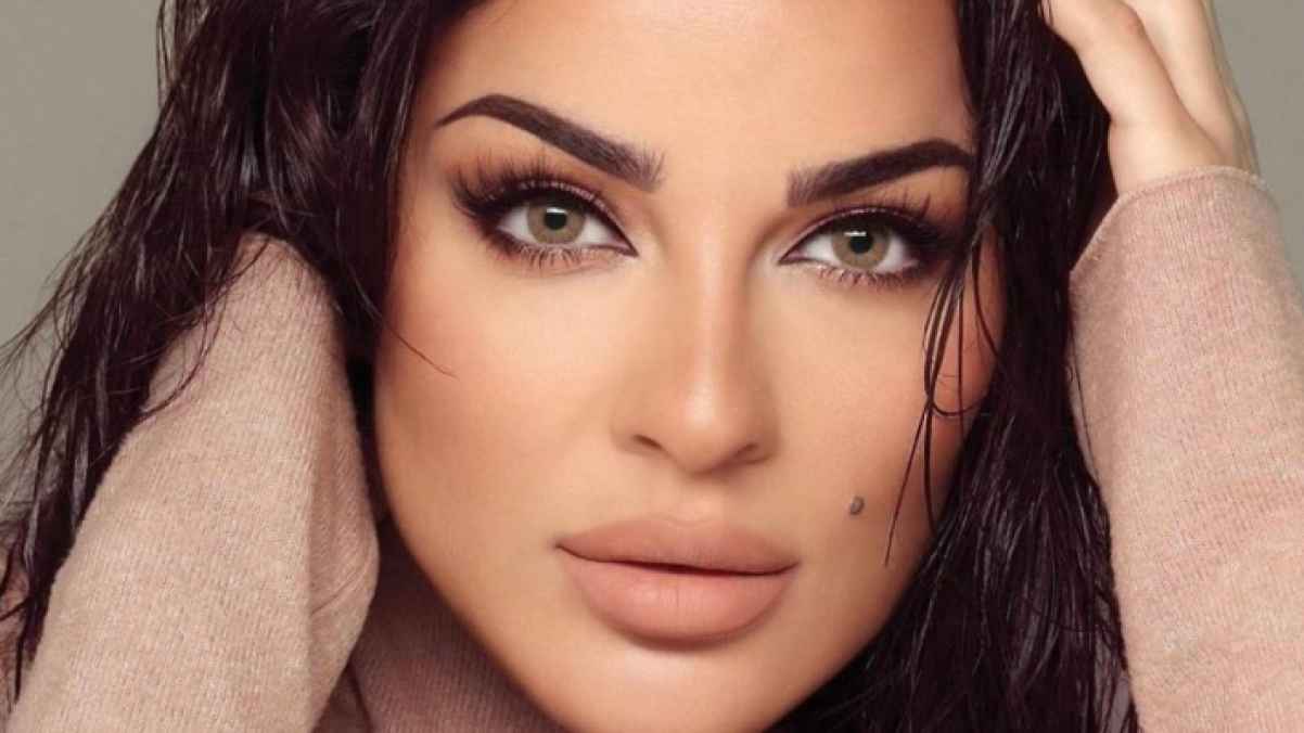 نادين نجيم تتفاجأ بافتتاح صالون زهرة في لبنان- صورة