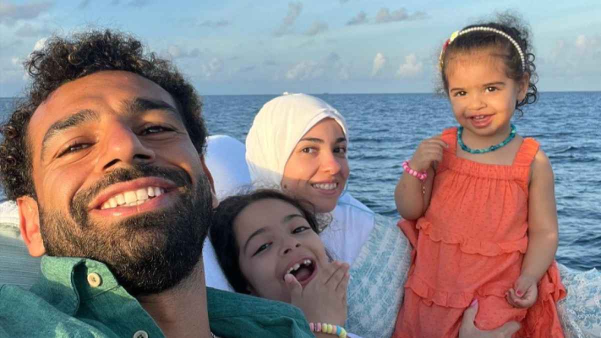 أجمل لحظات محمد صلاح  العائلية مع زوجته وابنتيه على الشاطئ- صور