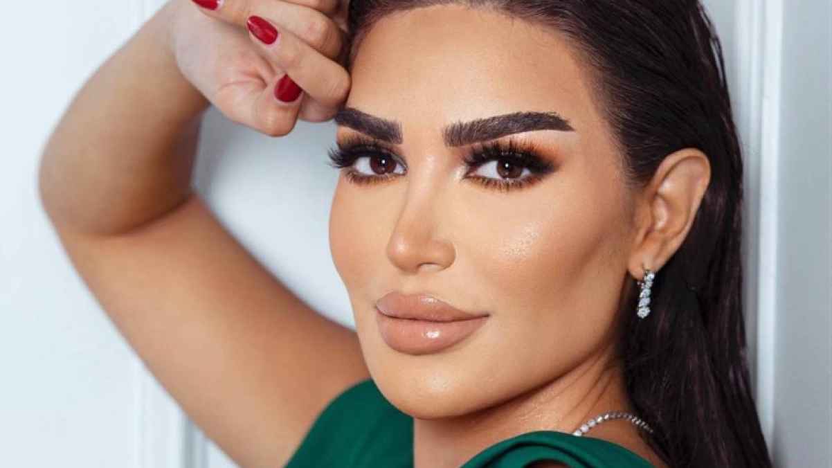 سارة نخلة "لايمكنك شراء السعادة.. ولكن يمكنك شراء تذكرة طيران"- صورة