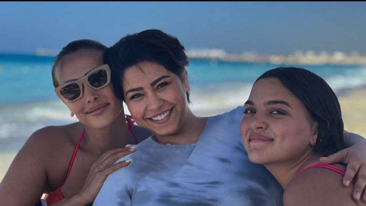 بإبتسامتها العريضة شيرين تشعل "السوشيال ميديا" مجددا- صور
