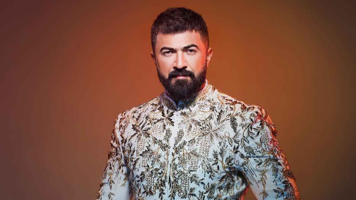 معجبة تحتضن سيف نبيل و تفاجئه على المسرح- فيديو