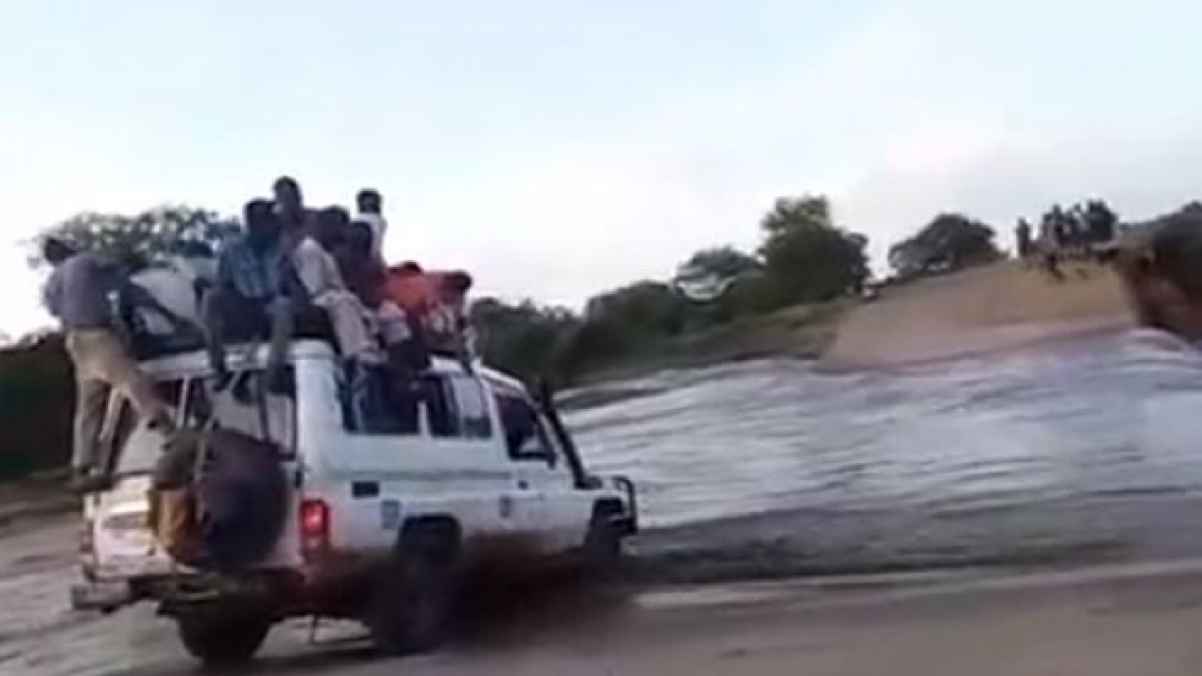 فيديو مرعب لسائق جازف بأرواح الركاب أثناء السيول فوقعت الكارثة