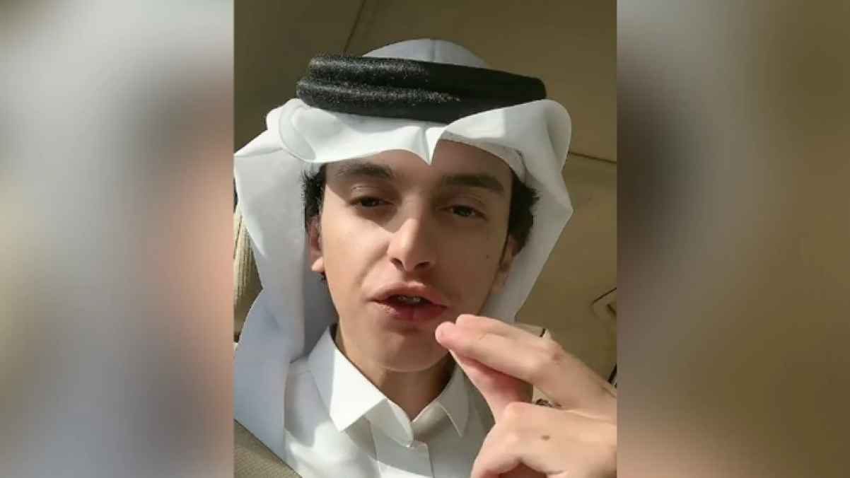 مشهور سعودي يتعرض للتنمر بسبب شاربه.. وهذا رد فعله!-فيديو