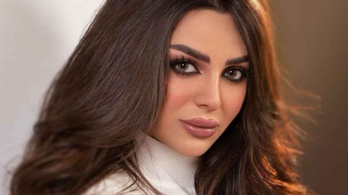 مشهورة سعودية تُثير الجدل بعد ظهورها إلى جانب حراس شخصيين