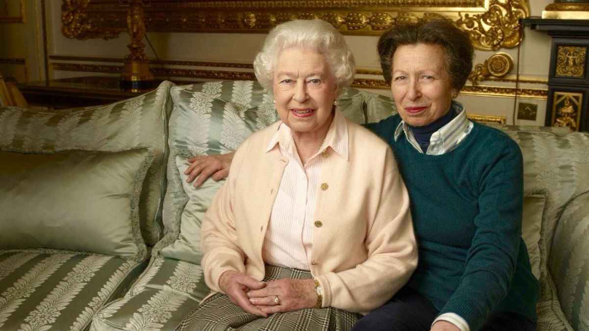 هكذا هنأت الملكة إليزابيث ابنتها الأميرة آن بعيدها الـ72- صور