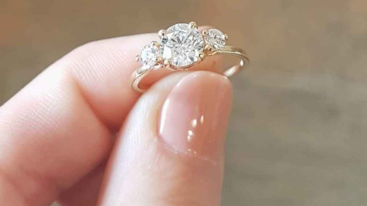 أمريكية تستعيد خاتم زواجها الماسي بعدما فقدته في المحيط