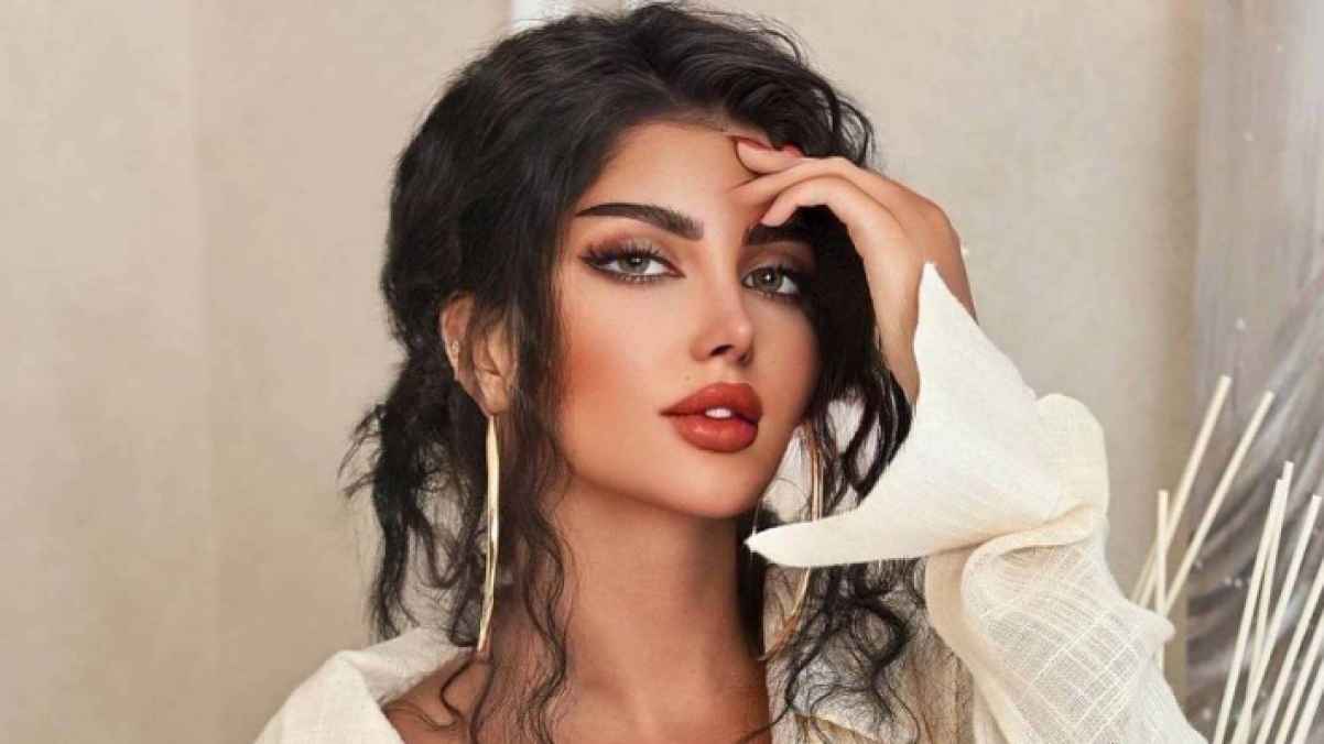 ملكة كابلي بإطلالة متطابقة مع ابنتها- صور