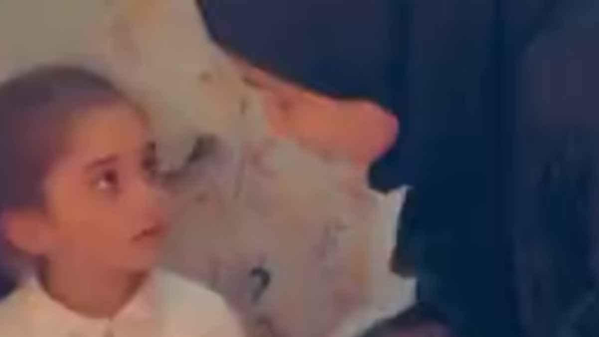 فيديو يُدمي القلوب.. حاضنة بحرينية تصفع طفلة مراراً