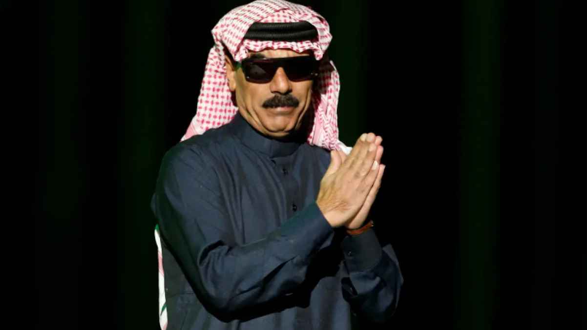صاحب أغنية "ورني ورني" يشعل أجواء أسبوع الموضة في باريس- فيديو