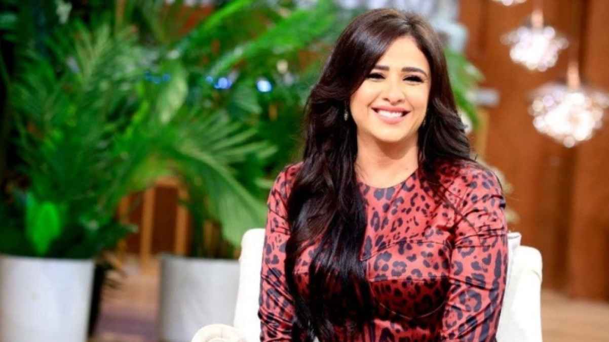 ياسمين عبد العزيز بالحجاب توثق زيارتها لأداء العمرة- صور