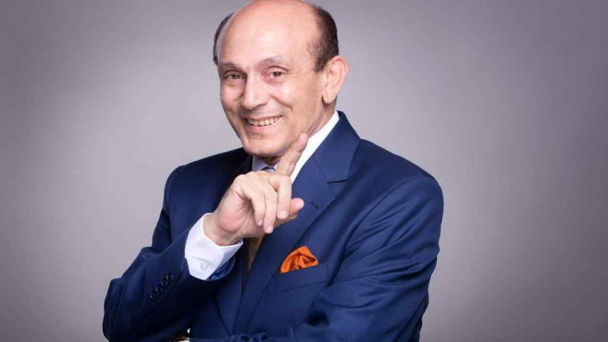 محمد صبحي يبكي على الهواء متأثرا بحديثه عن زوجته- فيديو