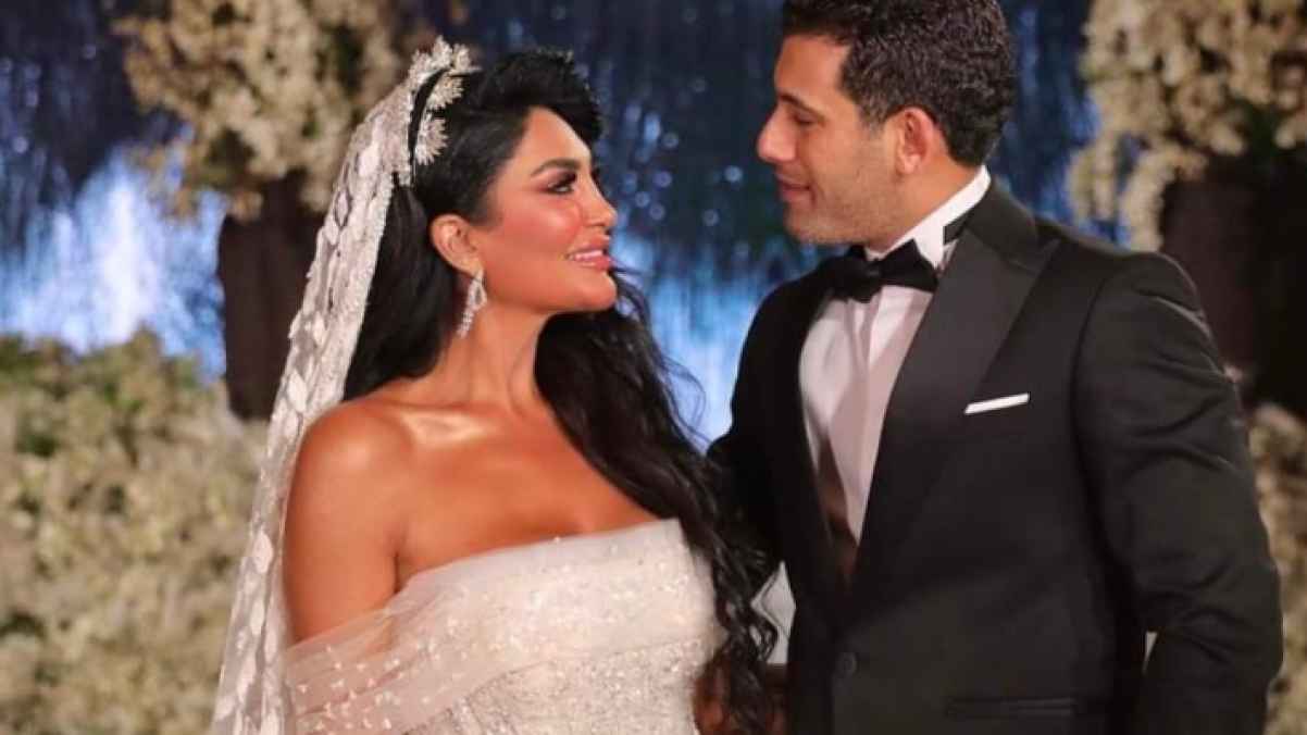 "نبدأ بطاعة الله".. سالي عبد السلام تؤدي العمرة مع زوجها- صورة