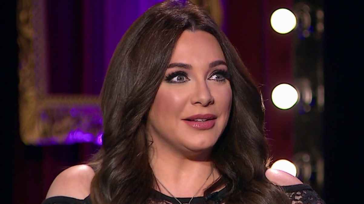 "لسنا ملائكة".. سلاف فواخرجي تدافع عن المشاهير وخطأ شيرين- صورة