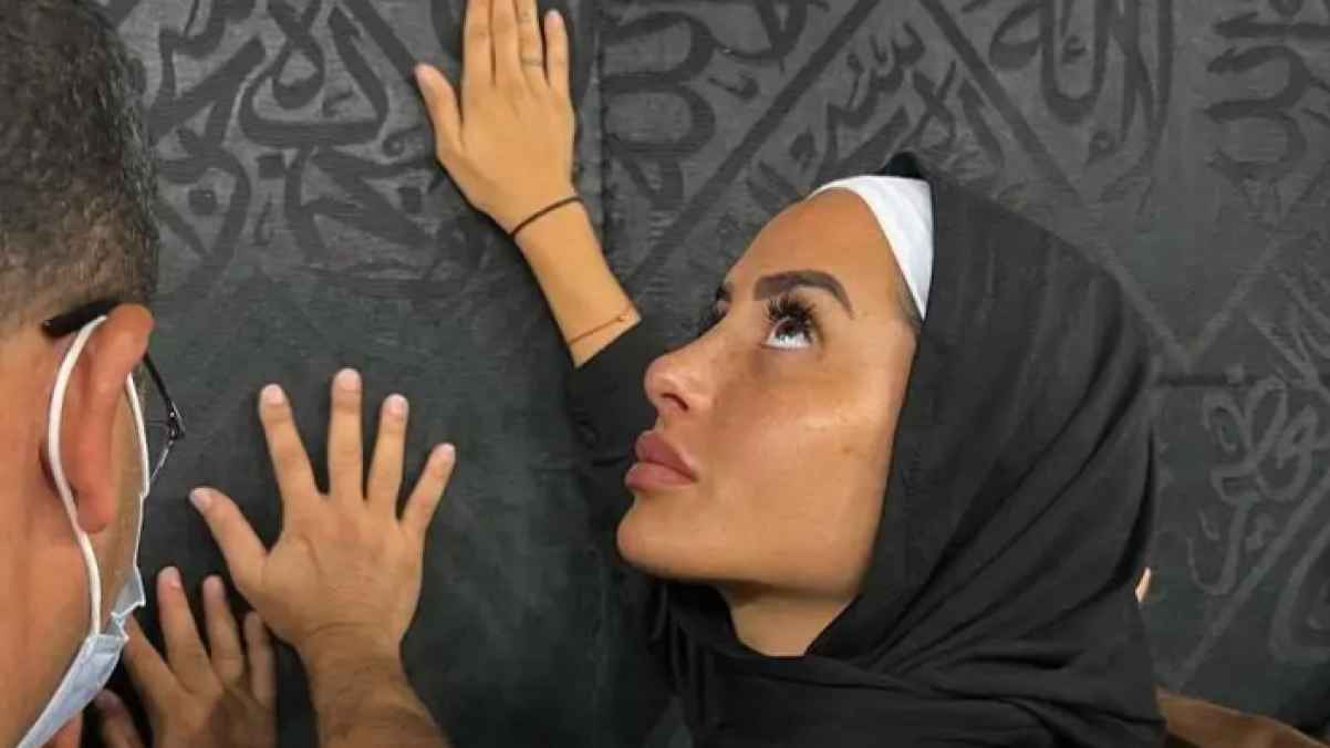 عارضة الأزياء الفرنسية مارين الحيمر أمام الكعبة بعد إسلامها- صور