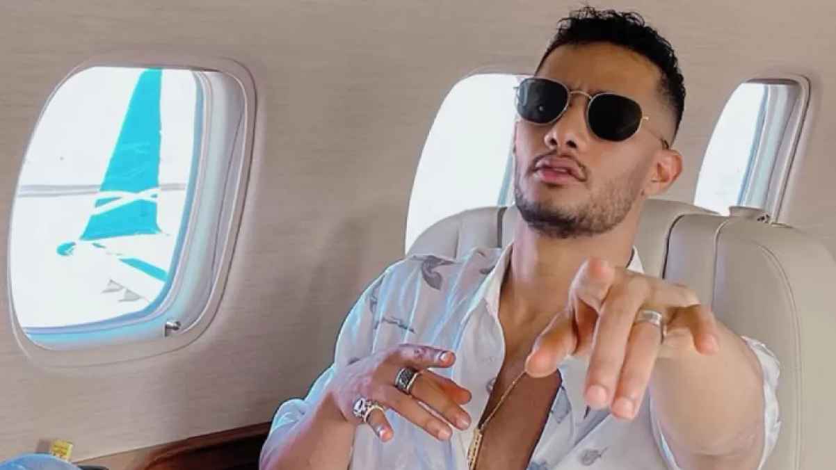 محمد رمضان مجددا يرقص مع مضيفة الطيران- فيديو