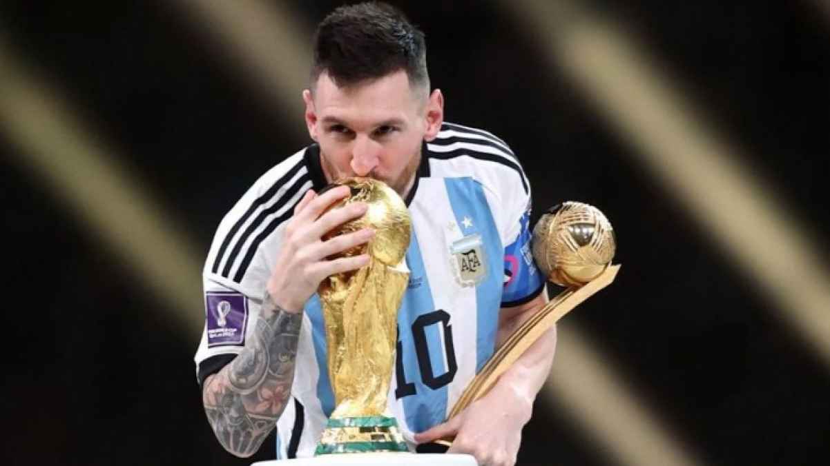 ميسي في أول ظهور بعد الفوز.. نائم محتضنًا كأس العالم- صور