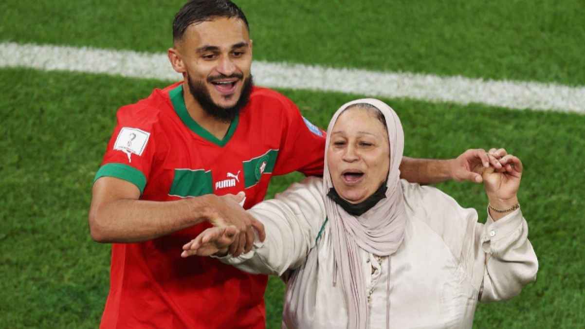 شائعات تفيد بوفاة والدة اللاعب المغربي سفيان بوفال.. فما حقيقة الأمر؟