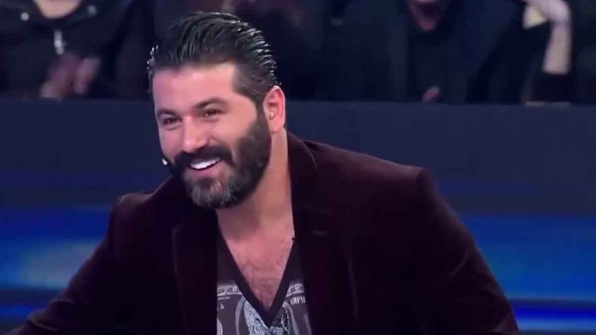 "لكل منهما أم مختلفة".. يزن السيد يوثق لقاء طفليه الأول- صورة