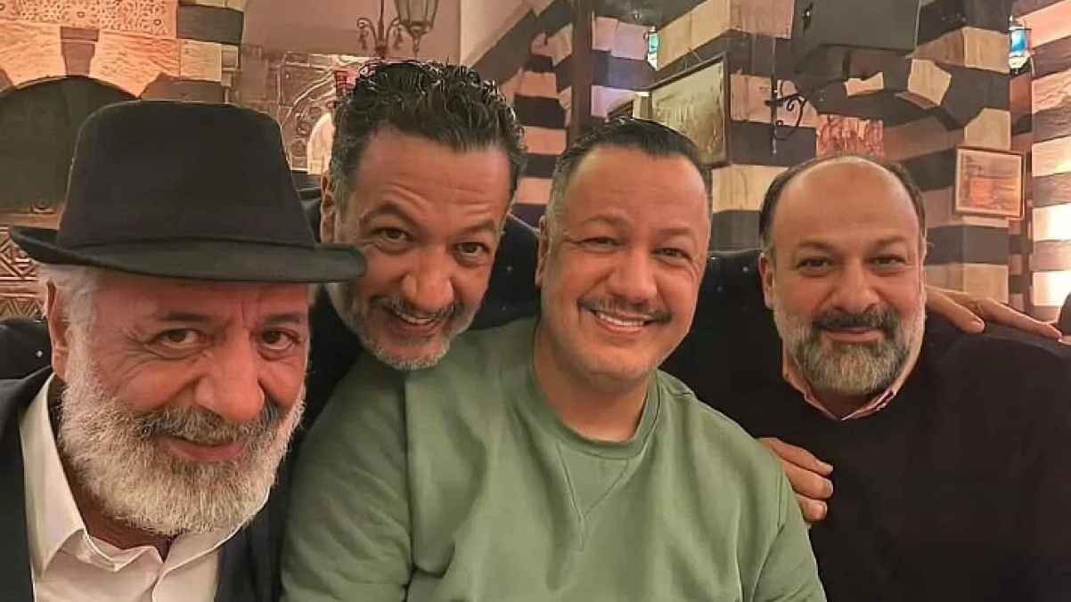 أيمن زيدان يشكر من سانده في عزاء شقيقه.. وصورة تجمعهم من أحد الأعمال