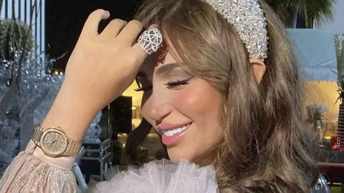 بعد هذه الصورة.. متابعون يشبهون الدكتورة خلودة وزوجها بعبد الحليم وشادية 