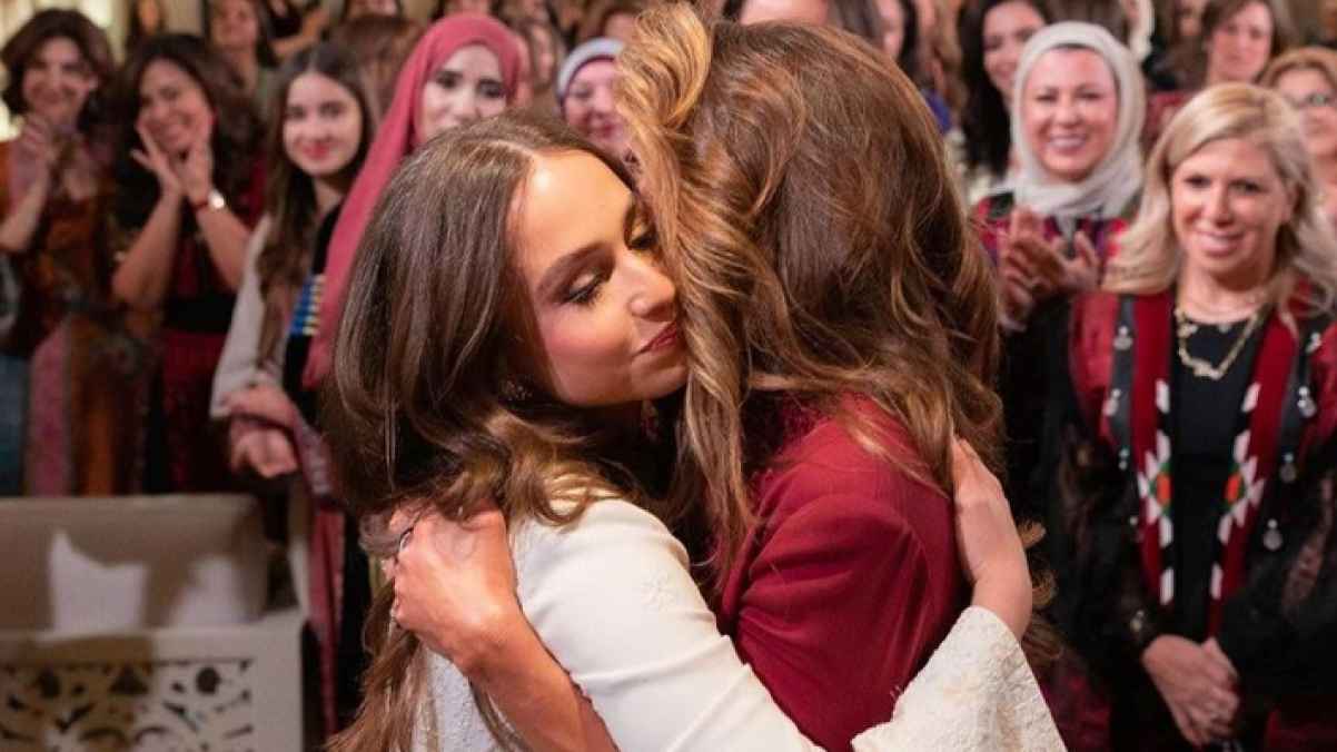 الملكة رانيا تنشر صورة تجمعها بوالدتها وابنتها وتوجه رسالة دافئة- صورة