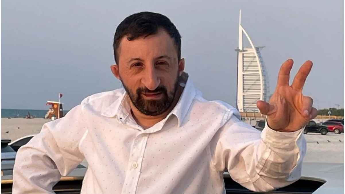 كوسكال بابا يحصد تفاعلا واسعا بعد ظهوره من أمام الكعبة- صورة