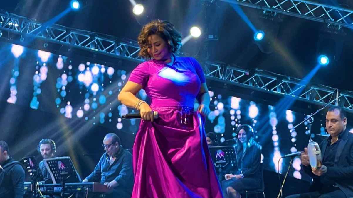 سقوط شيرين عبدالوهاب على المسرح ونقلها للمستشفى بعد الحفل- فيديو