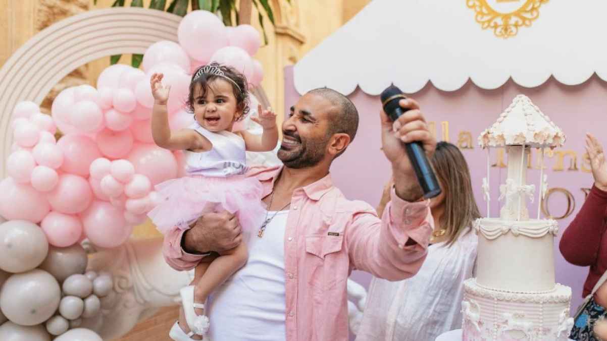 احتفال أحمد سعد بعيد ميلاد ابنته الأول يتصدر الترند- صور
