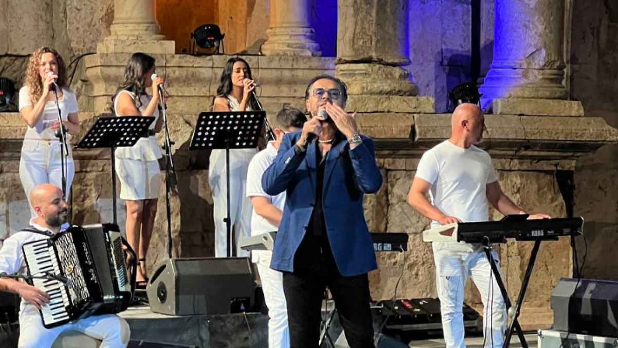 راغب علامة يفتتح حفله بأغنية "نفرح بالحسين" في مهرجان جرش - فيديو