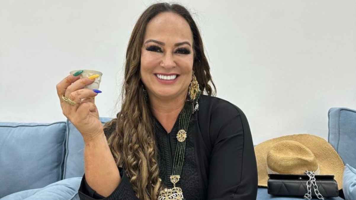 والدة نيمار تظهر بالزي السعودي خلال زيارتها للمملكة - صورة