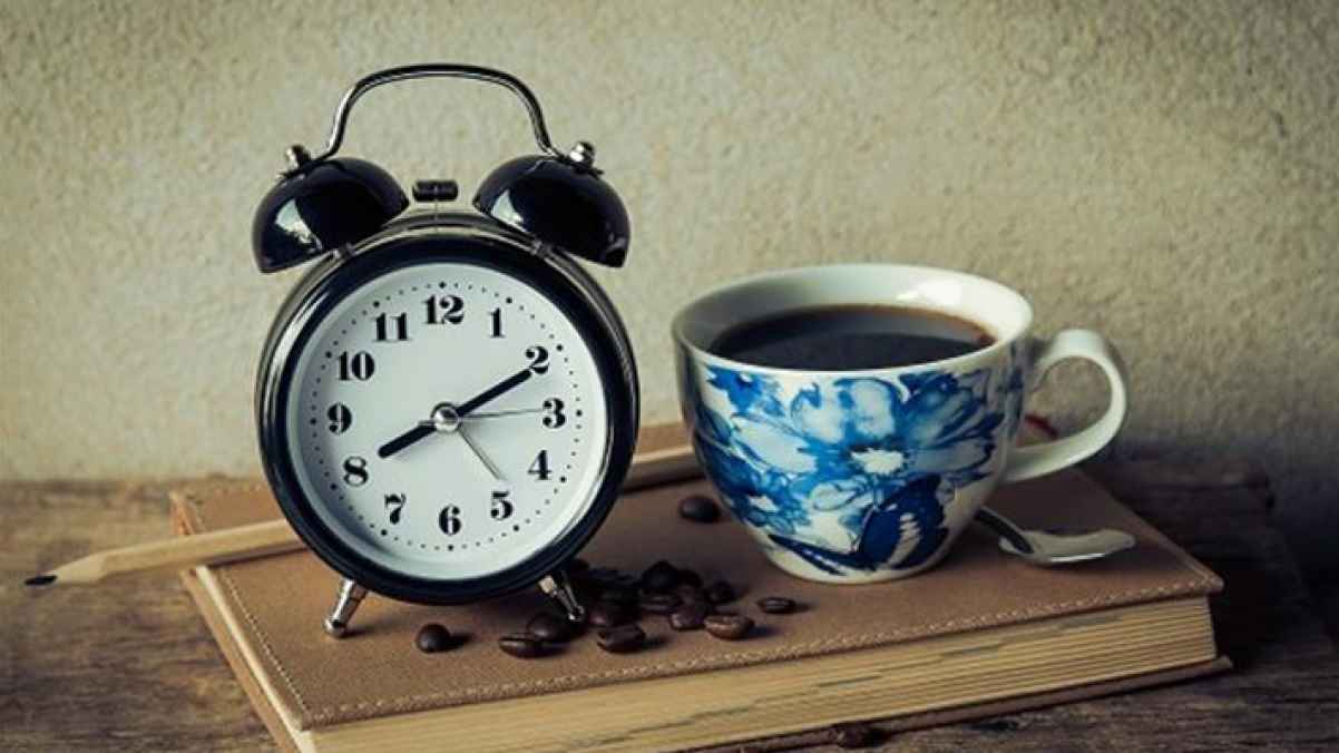 دراسة صادمة: تأثير شرب القهوة فوراً بعد الاستيقاظ