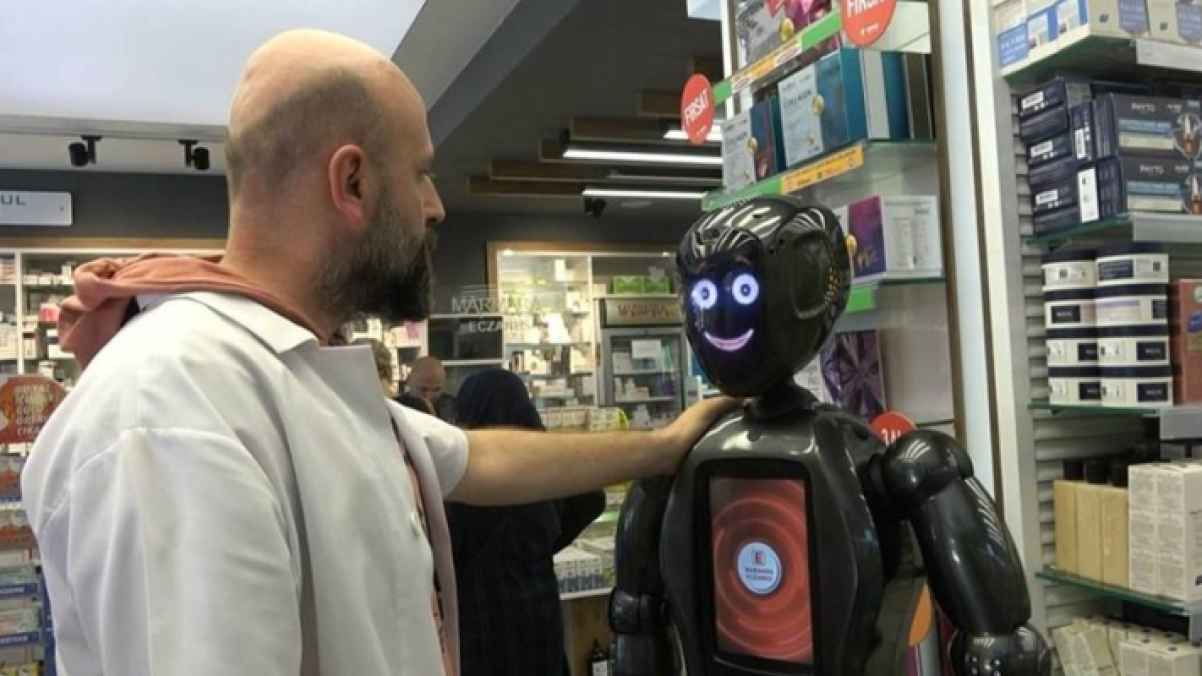 لأول مرة.. روبوت صيدلي في تركيا يحل محل الفنيين - فيديو