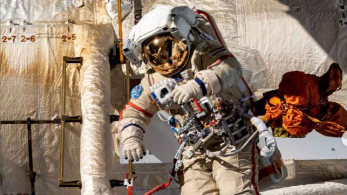 لحظة خروج رائد الفضاء سلطان النيادي من مركبة "دراجون" الفضائية- فيديو