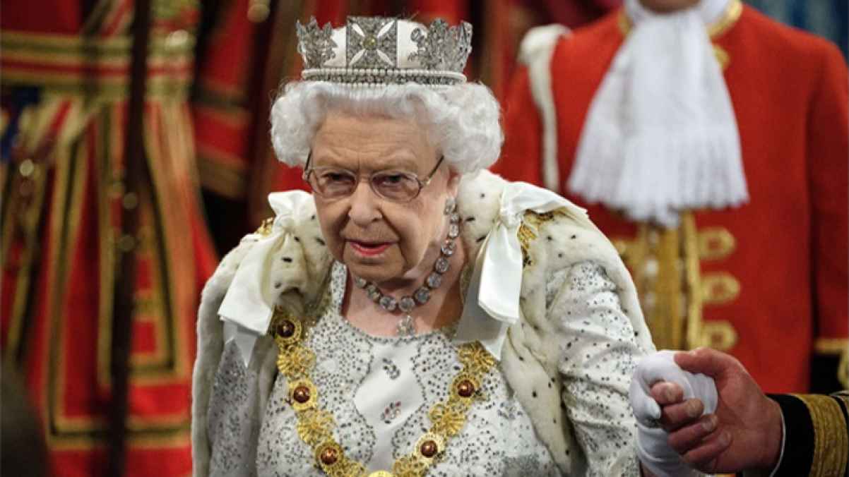 بطقوس خاصة.. العائلة المالكة البريطانية تحيي الذكرى الأولى لوفاة الملكة إليزابيث
