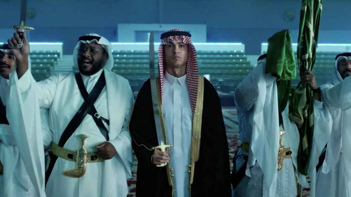 رونالدو ولاعبو النصر يؤدون العرضة السعودية احتفالًا باليوم الوطني - فيديو
