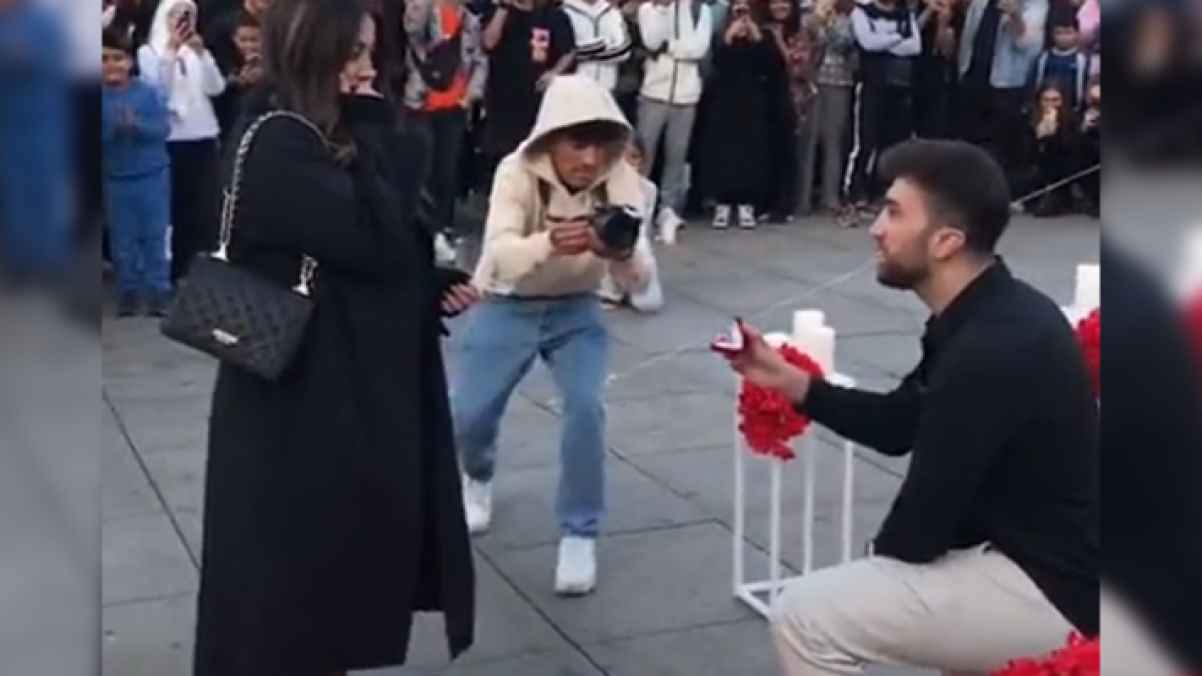 يوتيوبر مشهور يتقدم لحبيبته أمام الملأ ويواجه رفضًا محرجًا - فيديو