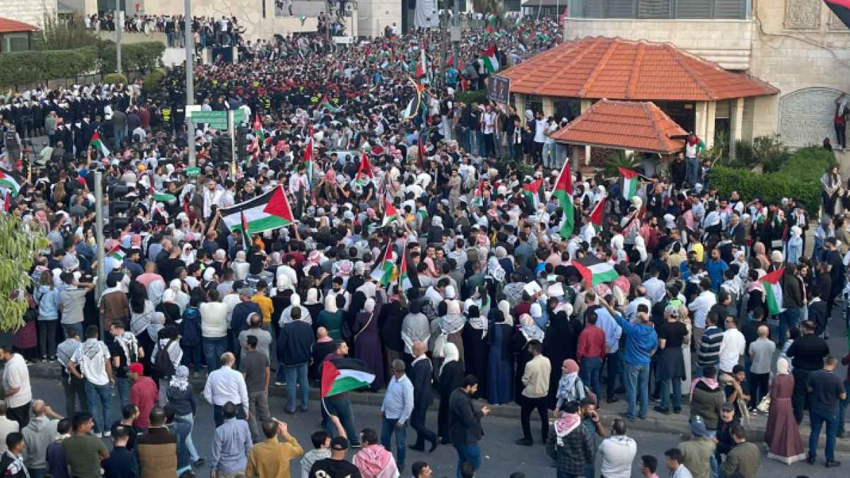 العالم ينتفض.. صرخات غضب ومظاهرات تنديدًا بكارثة "المعمداني"- صورة