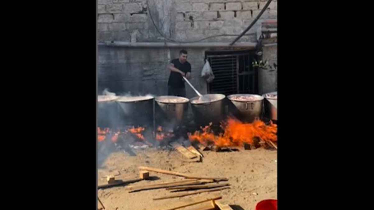 محمود زعيتر  يكشف عن أساليب بدائية للطهي بأحداث القطاع - فيديو