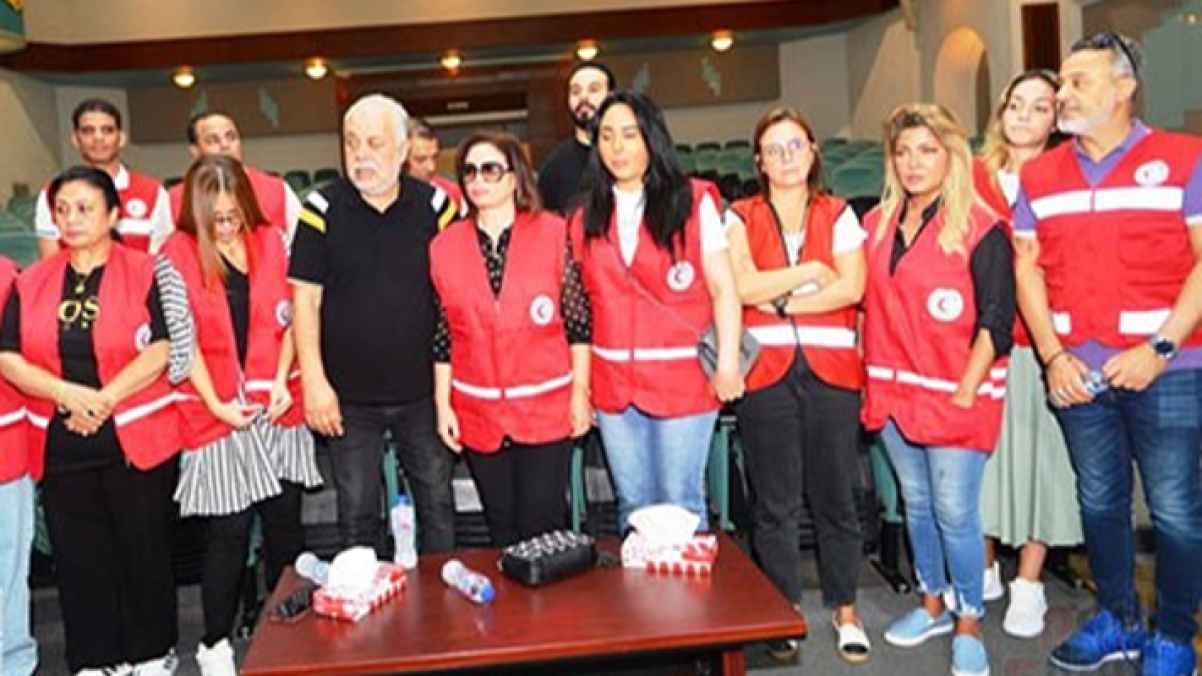 وفد من الفنانين يزور جمعية الهلال الأحمر لدعم أهالي القطاع - صور