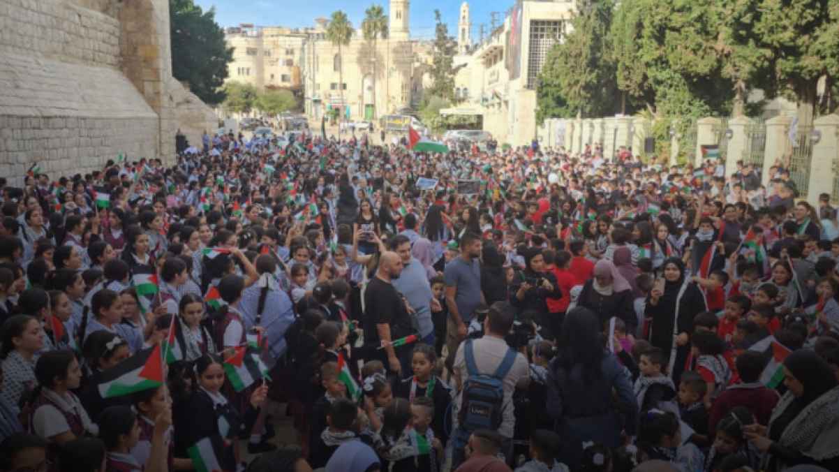 نداء للسلام والعدالة.. وقفة احتجاجية لأطفال فلسطينيين من قلب بيت لحم - صورة