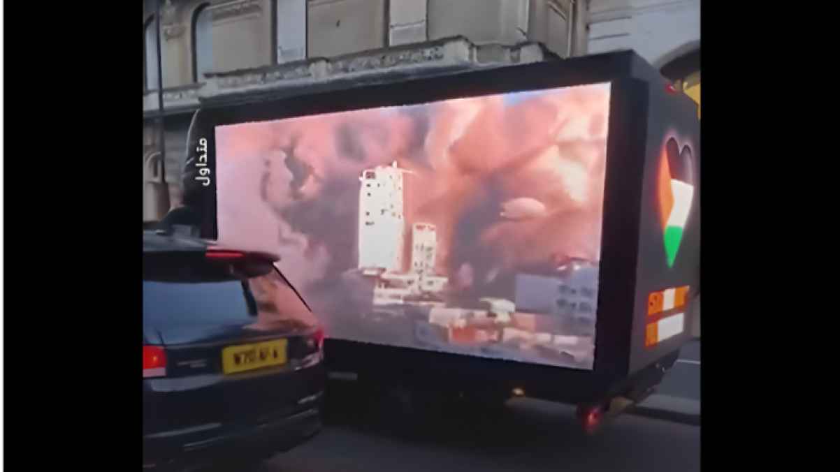 شاشة متنقلة في شوارع بريطانيا تعرض مشاهد العدوان على القطاع - فيديو