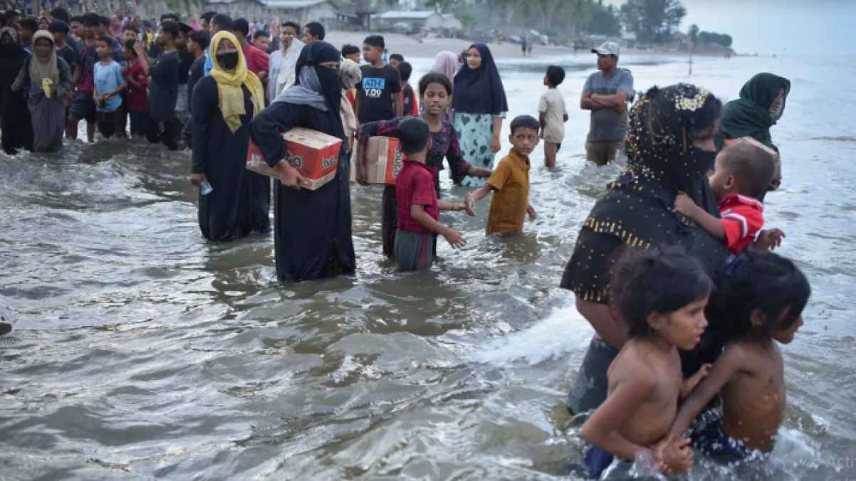 مأساة إنسانية.. لاجئي الروهينغا يُعادون إلى البحر بعد توسلهم للإبقاء على اليابسة - صورة