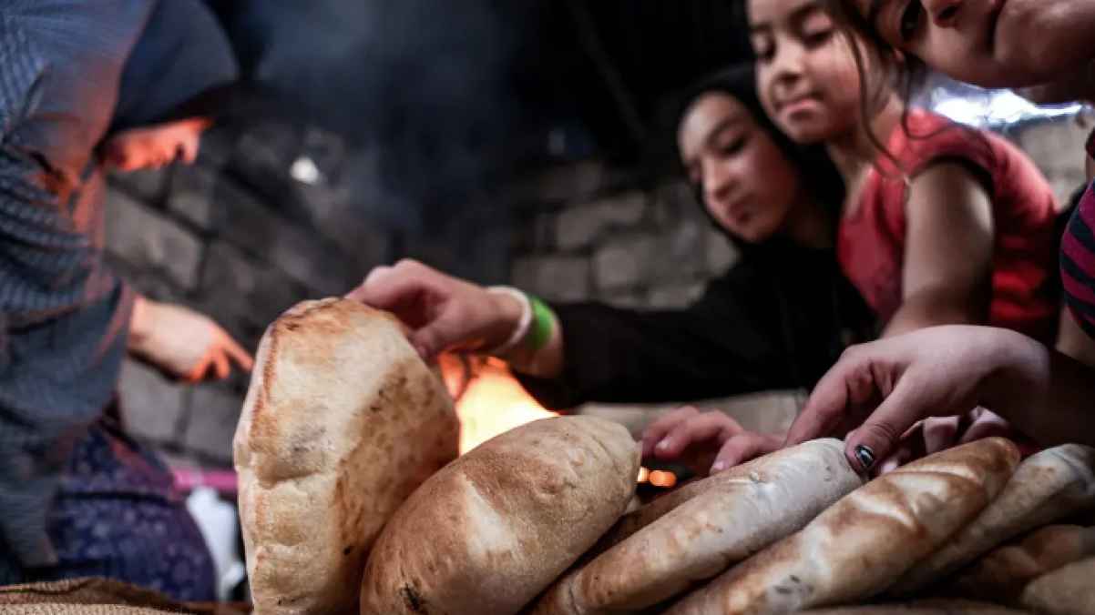 تحول الخبز لسلعة نادرة يُسرع من احتمالية الموت جوعًا في القطاع - صورة