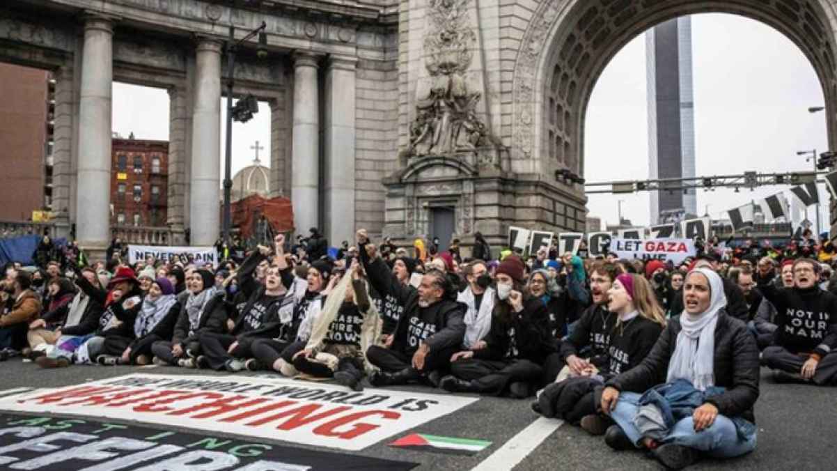 متظاهرون يغلقون جسرا في نيويورك رفضا للعدوان على القطاع - فيديو