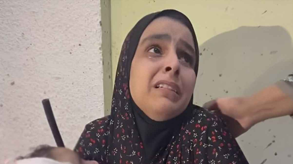 "والله أخذت 580 إبرة عشانه".. لحظات قاسية لفلسطينية تودع صغيرها الذي ارتقى - فيديو