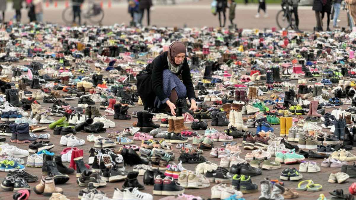 تضامن من نوع آخر.. هولندا تتضامن مع صغار القطاع بـ8 آلاف حذاء - فيديو